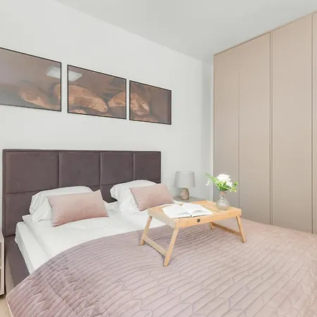 Luksusowy Z 4 Sypialniami, Klimatyzacja I Biurkiem W Gdansku By Renters *
