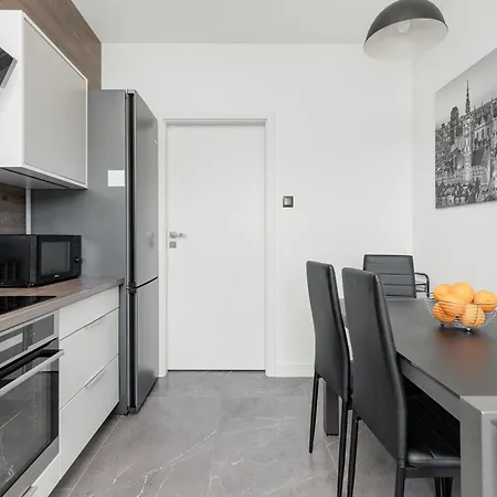 Luksusowy Z 4 Sypialniami, Klimatyzacja I Biurkiem W Gdansku By Renters * Gdansk